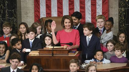 La démocrate Nancy Pelosi prête serment alors qu'elle est élue présidente&nbsp;de la Chambre des représentants, le 3 janvier 2019, à Washington. (SAUL LOEB / AFP)