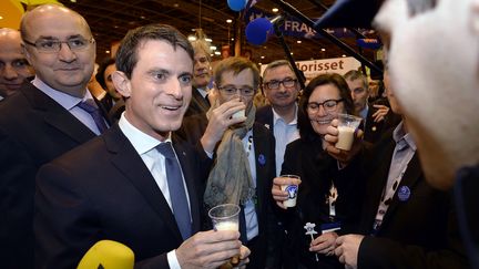 Le Premier ministre Manuel Valls en visite au Salon de l'agriculture, le 29 février 2016. (MIGUEL MEDINA / AFP)