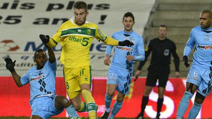 A l'image de Lucas Deaux, Nantes a franchi l'obstacle tourangeau pour reprendre provisoirement la tête de la Ligue 1.  (FRANCK DUBRAY / MAXPPP)