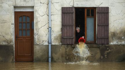 Les riverains du Grand Morin en Seine-et-Marne ont été touchés par d'importantes crues, ici à Coulommiers. le 10 octobre 2024. (YOAN VALAT / MAXPPP)