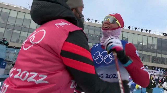 Avec déjà quatre médailles d'or à son actif sur ces Jeux olympiques d'hiver de Pékin, Alexander Bolshunov décroche un nouveau titre olympique. 2e de la mass start en 2018 à Pyeongchang, le Russe l'emporte cette fois-ci (1h11'32''70) devant son compatriote Ivan Yakimushkin (+5''50) et le Norvégien Simen Hegstad Krueger (+7''00).