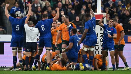 La joie des joueurs français face aux Australiens le 5 novembre 2022 au Stade de France. (MARTIN BUREAU / AFP)