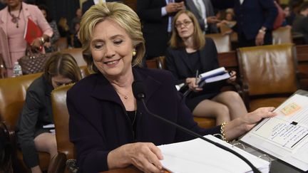 Hillary Clinton, le 22 octobre 2015 &agrave; Washington (Etats-Unis), lors de son audition devant un comit&eacute; de parlementaires am&eacute;ricains sur une attaque &agrave; Benghazi (Libye), dans laquelle quatre Am&eacute;ricains dont l'ambassadeur avaient trouv&eacute; la mort en 2012. (SAUL LOEB / AFP)