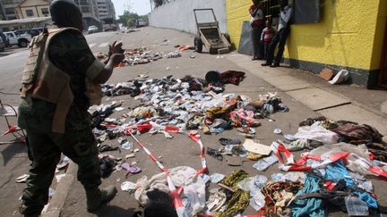 Des v&ecirc;tements et des effets personnels jonchent les lieux de la bousculade meurtri&egrave;re survenue &agrave; Abidjan (C&ocirc;te d'Ivoire) dans la nuit du 31 d&eacute;cembre 2012 au 1er janvier 2013. (HERVE SEVI / AFP)