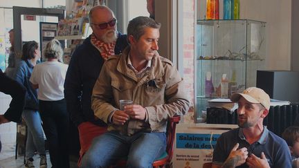 Dans le cadre de la campagne pour les législatives, le député François Ruffin discute avec des habitants de sa circonscription, le 31 mai 2022, dans un bar à Condé-Folie (Somme). (CLEMENT PARROT / FRANCEINFO)