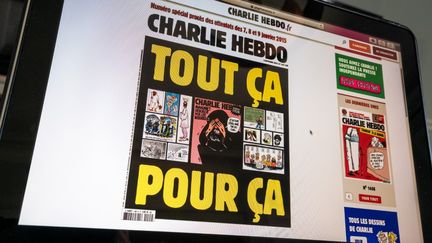 La couverture du numéro du mercredi 2 septembre 2020 de "Charlie Hebdo", sur un écran, à Paris. (RICCARDO MILANI / HANS LUCAS / AFP)