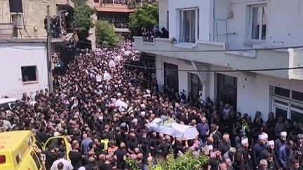 Un cortège de cercueils entouré d’une marée humaine dans les rues de Majdal Shams (France Info)