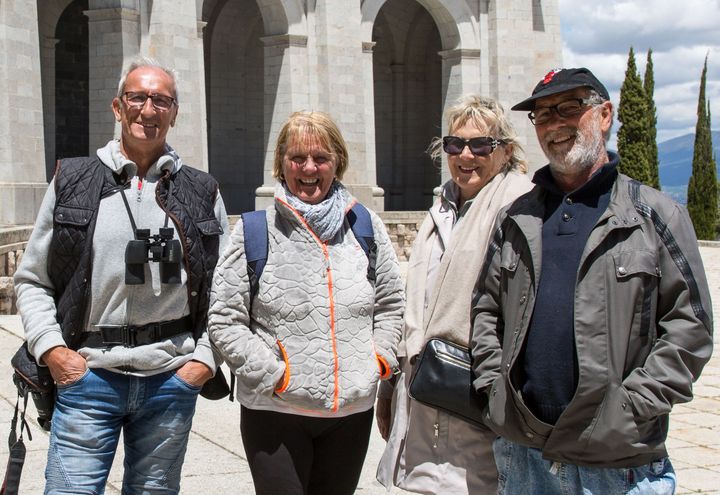 Un groupe de quatre visiteurs français, venus de Bretagne et de Lorraine au "Valle de los Caídos", mercredi 5 juin 2019.&nbsp; (JULIETTE CAMPION / FRANCEINFO)