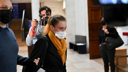 Valérie Bacot (centre) arrive à son procès au tribunal de Chalon-sur-Saône, en Saône-et-Loire, le 22 juin 2021. (MAXPPP)