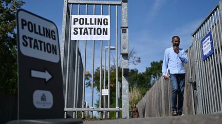 Un homme sort d'un bureau de vote de Londres lors des élections partielles en Angleterre, le 20 juillet 2023. (JUSTIN TALLIS / AFP)