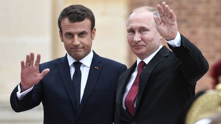 Politique : en invitant Vladimir Poutine, Emmanuel Macron veut prendre le "leadership européen"