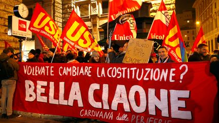 Des partisans du "non" au référendum devant le palais Chigi, siège de la présidence du Conseil, à Rome, dans la nuit du 4 au 5 décembre 2016. "Vouliez-vous changer la Constitution ? A bientôt", peut-on lire sur la banderole. (TONY GENTILE / REUTERS)