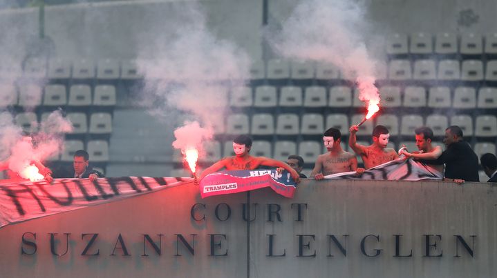 Des militants anti-mariage pour tous d&eacute;ploient une banderole dans une tribune du court Suzanne-Lenglen, le 9 juin 2013. (THOMAS COEX / AFP)