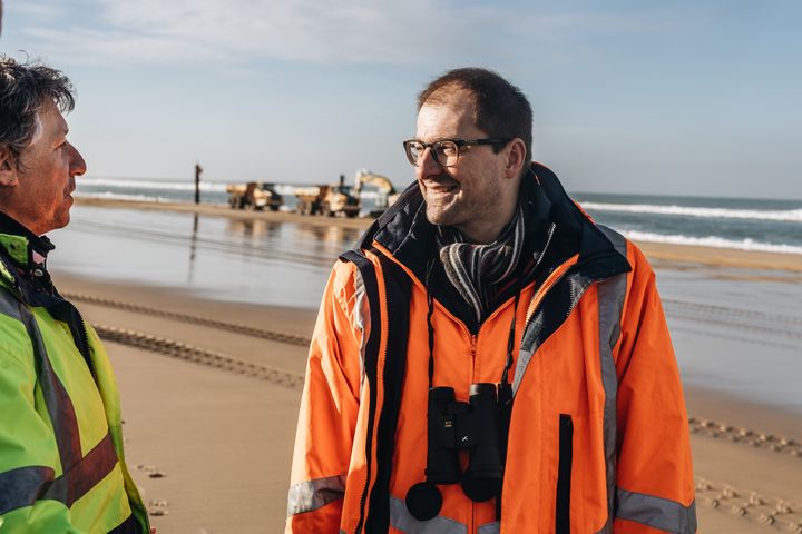 Vincent Bawedin (au centre), chargé de mission "Gestion du trait de côte" à la communauté de communes des Grands Lacs, discute avec le chef du chantier de réensablement, le 16 janvier 2021 à Biscarrosse (Landes). (PIERRE MOREL / FRANCEINFO)