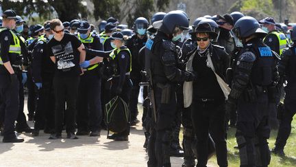 La police arrête des manifestants opposés aux restrictions officielles liées au coronavirus, le 5 septembre 2020 à Melbourne (Australie).&nbsp; (WILLIAM WEST / AFP)