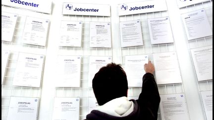 Un chômeur danois cherche du travail dans une agence pour l'emploi à Copenhague (Danemark), le 6 juin 2005. (BARDUR EKLUND / SCANPIX-FILES)