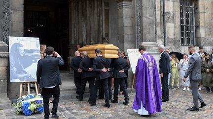 Le cercueil du dessinateur Jean-Jacques Sempé fait son entrée dans l'église Saint-Germain-des-Prés, en ce vendredi 19 août 2022.&nbsp; (ALAIN JOCARD / AFP)