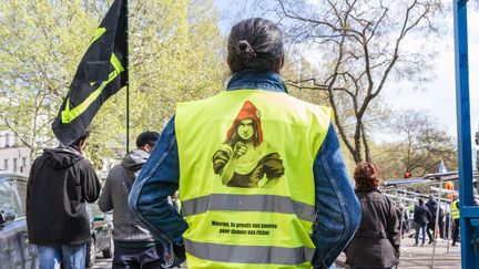 Un manifestant "gilet jaune" lors du 22e samedi de mobilisation à Paris, le 13 avril 2019. (AMAURY CORNU / HANS LUCAS / AFP)