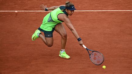 La Japonaise Naomi Osaka en grandes difficultés lors de son 1er tour à Roland-Garros, le 23 mai 2022. (CHRISTOPHE ARCHAMBAULT / AFP)