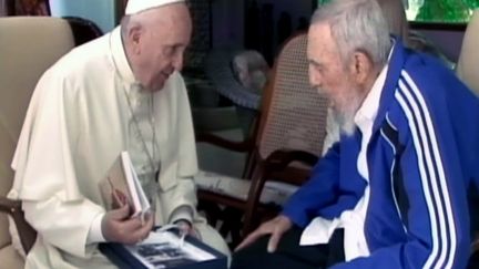 Le pape Fran&ccedil;ois (&agrave; gauche) et l'ex-pr&eacute;sident cubain Fidel Castro le 20 septembre 2015 &agrave; La Havane (Cuba). Caputre d'&eacute;cran de la t&eacute;l&eacute;vision Cubavision. (CUBAVISION / AFP)