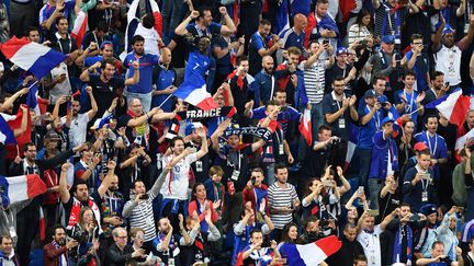 Des supporters de l'équipe de France célèbrent la qualification des Bleus pour la finale de la Coupe du monde 2018 (FRANCOIS XAVIER MARIT / AFP)