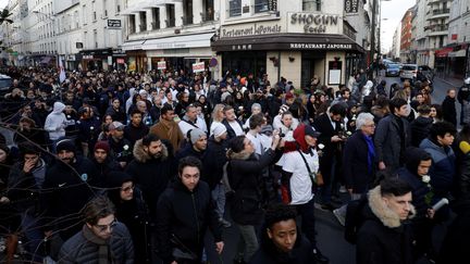 Plusieurs centaines de personnes se sont rassemblées en hommage à Cédric Chouviat, à Levallois-Perret (Hauts-de-Seine), le 12 janvier 2020. (GEOFFROY VAN DER HASSELT / AFP)