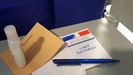 Le matériel réuni pour aller voter (illustration). (AURÉLIE LAGAIN / RADIO FRANCE)