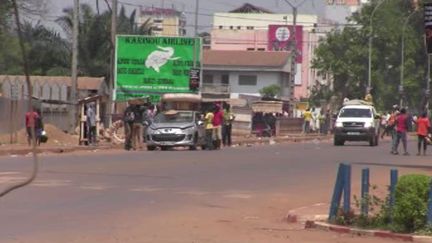 Une capture d'&eacute;cran montre des pillards pr&eacute;sum&eacute;s embarquer des biens &agrave; bord de leur v&eacute;hicule, le 24 mars 2013 &agrave; Bangui, capitale de la Centrafrique.&nbsp; (LEGER KOKPAKPA / AFP TV)