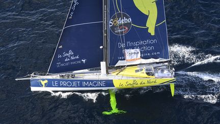 Le bateau catégorie "Imoca" de Thomas Ruyant, le 23 septembre 2016, au large des côtes de Lorient.&nbsp; (DAMIEN MEYER / AFP)