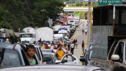 Embouteillages &agrave; Acapulco, au Mexique, apr&egrave;s la r&eacute;ouverture de l'autoroute, le 20 septembre 2013, pour &eacute;vacuer les 40 000 touristes bloqu&eacute;s depuis une semaine &agrave; cause des intemp&eacute;ries.&nbsp; ( REUTERS)