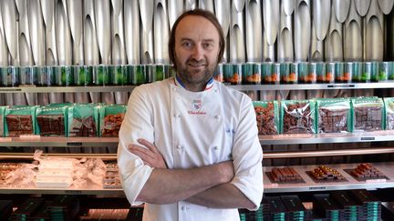 Le chocolatier Patrick Roger dans sa boutique à Paris, le 2 août 2014. (PIERRE ANDRIEU / AFP)