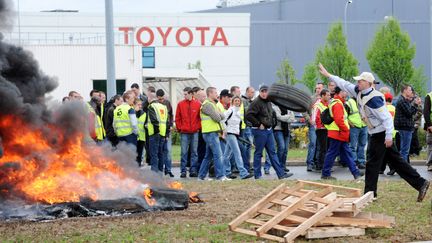 Des salari&eacute;s de Toyota manifestent devant l'usine d'Onnaing (Nord), pour r&eacute;clamer le maintien int&eacute;gral de leur salaire pour les journ&eacute;es de ch&ocirc;mage partiel,&nbsp;le 16 avril 2009. (FRAN&Ccedil;OIS LO PRESTI / AFP)