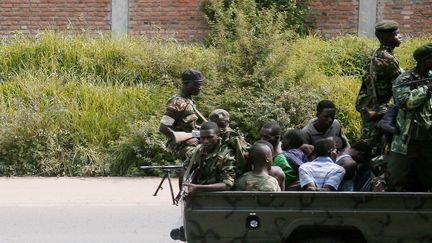 Des militaires conduisent des personnes arrêtées près de&nbsp;Bujumbura, capitale du Burundi, le 11 décembre 2015. (AFP)