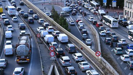 Des embouteillages sur l'A7 au sud du tunnel de Fourvière à Lyon (Rhône), le 31 août 2016. (MAXPPP)