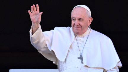 Le pape François salue la foule sur la place Saint-Pierre du Vatican, avant sa bénédiction urbi et orbi, le 25 décembre 2022. (ANDREAS SOLARO / AFP)