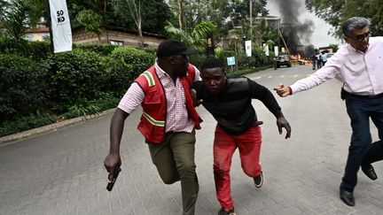 Des clients fuient&nbsp;le complexe hôtelier attaqué à Nairobi au Kenya, le 15 janvier 2019. (SIMON MAINA / AFP)