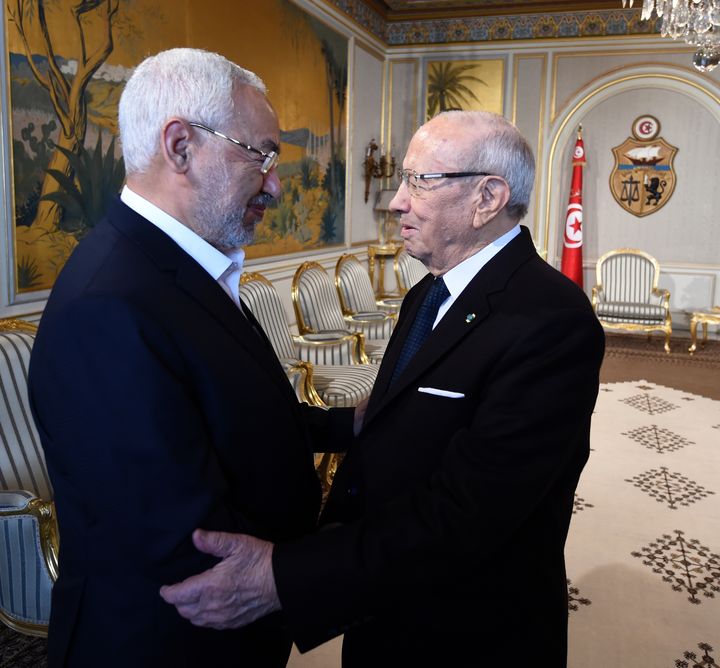 Le président tunisien Béji Caïd Essebsi (à droite) serre la main du leader d'Ennahdha Rached Ghannouchi à Tunis le 14 janvier 2015. (FETHI BELAID / AFP)