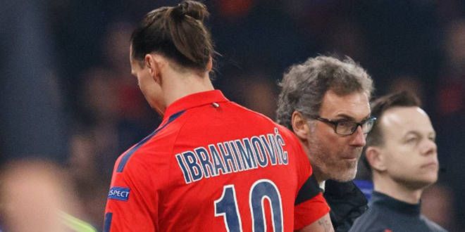 Zlatan Ibrahimovic croise Laurent Blanc lors de son expulsion à Chelsea