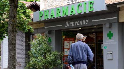 Un patient se rend à la pharmacie à Chavanay (Loire), le 11 mai 2023. (ROMAIN DOUCELIN / HANS LUCAS / AFP)