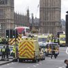 Des ambulances et des voitures de police stationnent à proximité du Parlement britannique après l'attaque à Londres, le 22 mars 2017. (ALEX MCNAUGHTON / SPUTNIK / AFP)