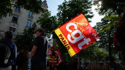 Des manifestants de la CGT défilent à Paris, le 21 juillet 2021. (RICCARDO MILANI / HANS LUCAS / AFP)