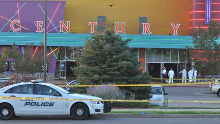 Les enqu&ecirc;teurs travaillent devant le cin&eacute;ma d'Aurora, dans le Colorado (Etats-Unis), o&ugrave; un tireur a tu&eacute; 12 personnes, le 20 juillet 2012. (THOMAS COOPER / GETTY IMAGES NORTH AMERICA)