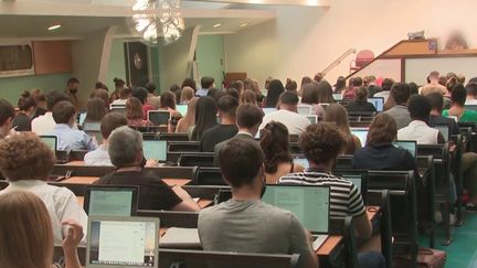 Les universités, malgré une situation sanitaire préoccupante, maintiennent leurs examens en présentiel.&nbsp;Frédéric Vidal, le ministre de l’Enseignement supérieur, l’a confirmé jeudi 30 décembre. (CAPTURE D'ÉCRAN FRANCE 3)