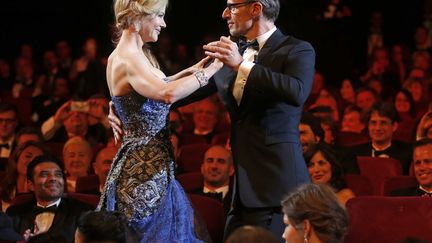 Le ma&icirc;tre de c&eacute;r&eacute;monie Lambert Wilson (D) danse avec l'actrice australienne Nicole Kidman lors de la c&eacute;r&eacute;monie d'ouverture du 67e festival de Cannes (Alpes-maritimes), le 14 mai 2014. (BENOIT TESSIER / REUTERS)