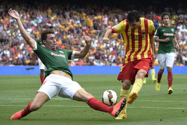 Le geste défensif d'Aymeric Laporte face à Lionel Messi lors d'une rencontre entre le FC Barcelone et l'Athletic Bilbao au Camp Nou, le 13 septembre 2014. (LLUIS GENE / AFP)