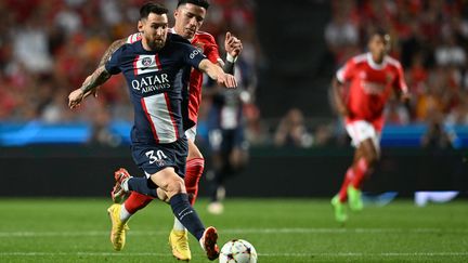 L'attaquant du PSG, Lionel Messi, est poursuivi de très près par le milieu du Benfica, Enzo Fernandez, à l'occasion de la 3e journée de Ligue des champions, le 5 octobre 2022. (PATRICIA DE MELO MOREIRA / AFP)