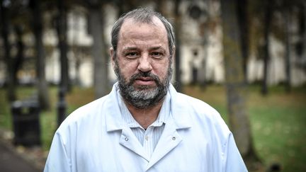 Le professeur Renaud Piarroux, épidémiologiste à&nbsp;l'hôpital de la Pitié-Salpêtrière, à Paris, le 10 novembre 2020. (STEPHANE DE SAKUTIN / AFP)