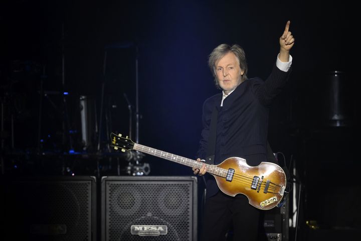 Paul McCartney sur scène à la Paris La Défense Arena, à Nanterre (France), dans le cadre du "Got Back Tour", mercredi 4 décembre 2024. (KRISTY SPAROW / GETTY IMAGES EUROPE)