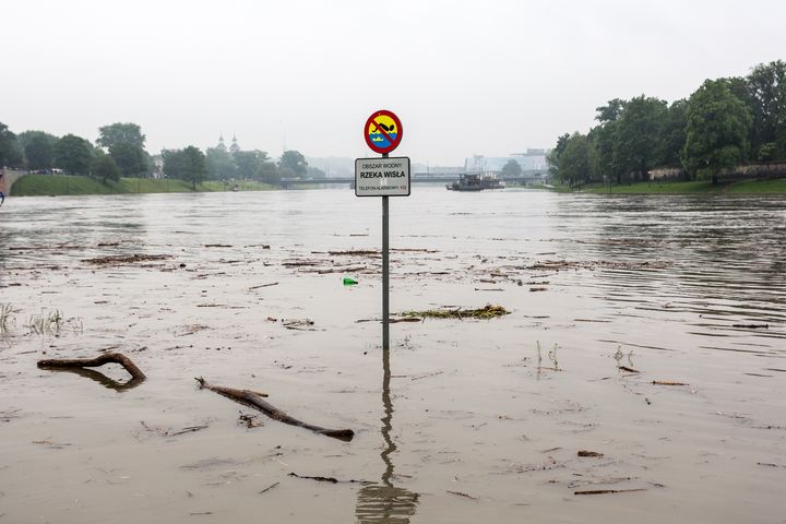 Une artère de Cracovie (Pologne) inondée le 24 mai 2019 après une crue de la Vistule. (DOMINIKA ZARZYCKA / NURPHOTO / AFP)