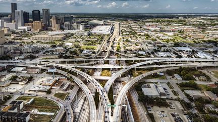 Une vue aérienne de la jonction autoroutière à Houston au Texas (Etats-Unis), le 9 août 2013. (HOWARD KINGSNORTH / GETTY IMAGES)